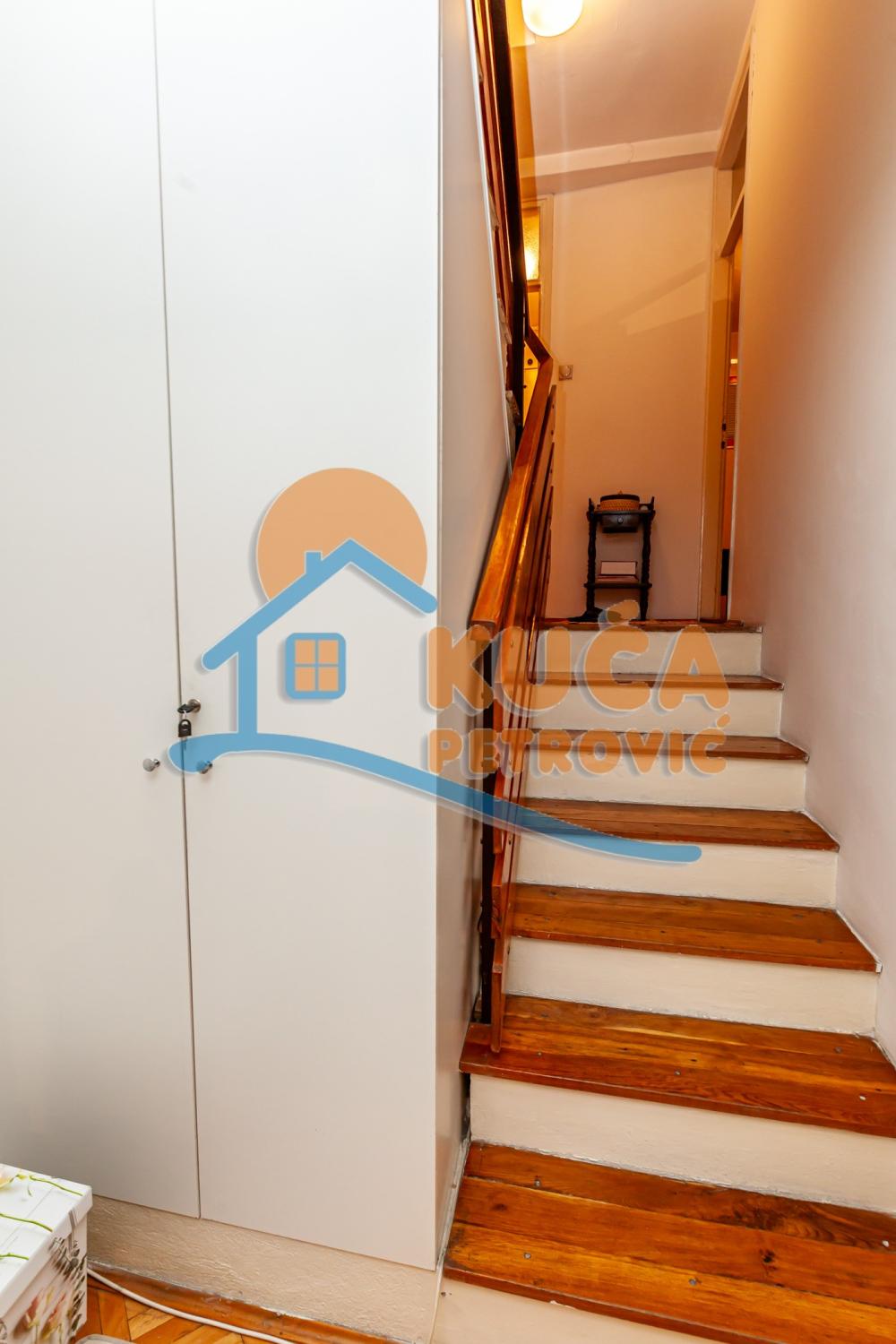 Slika 10 - Stan u zgradi, uknjižen, centralno grejanje, oglas ID p-016130