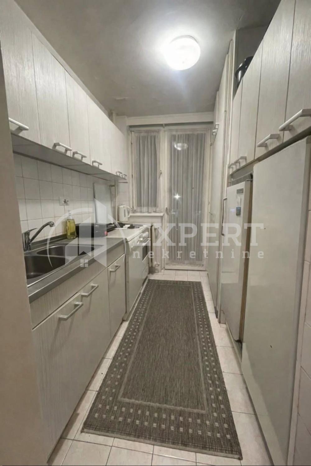 Glavna slika -Stan u zgradi, uknjižen, centralno grejanje, oglas ID p-016056