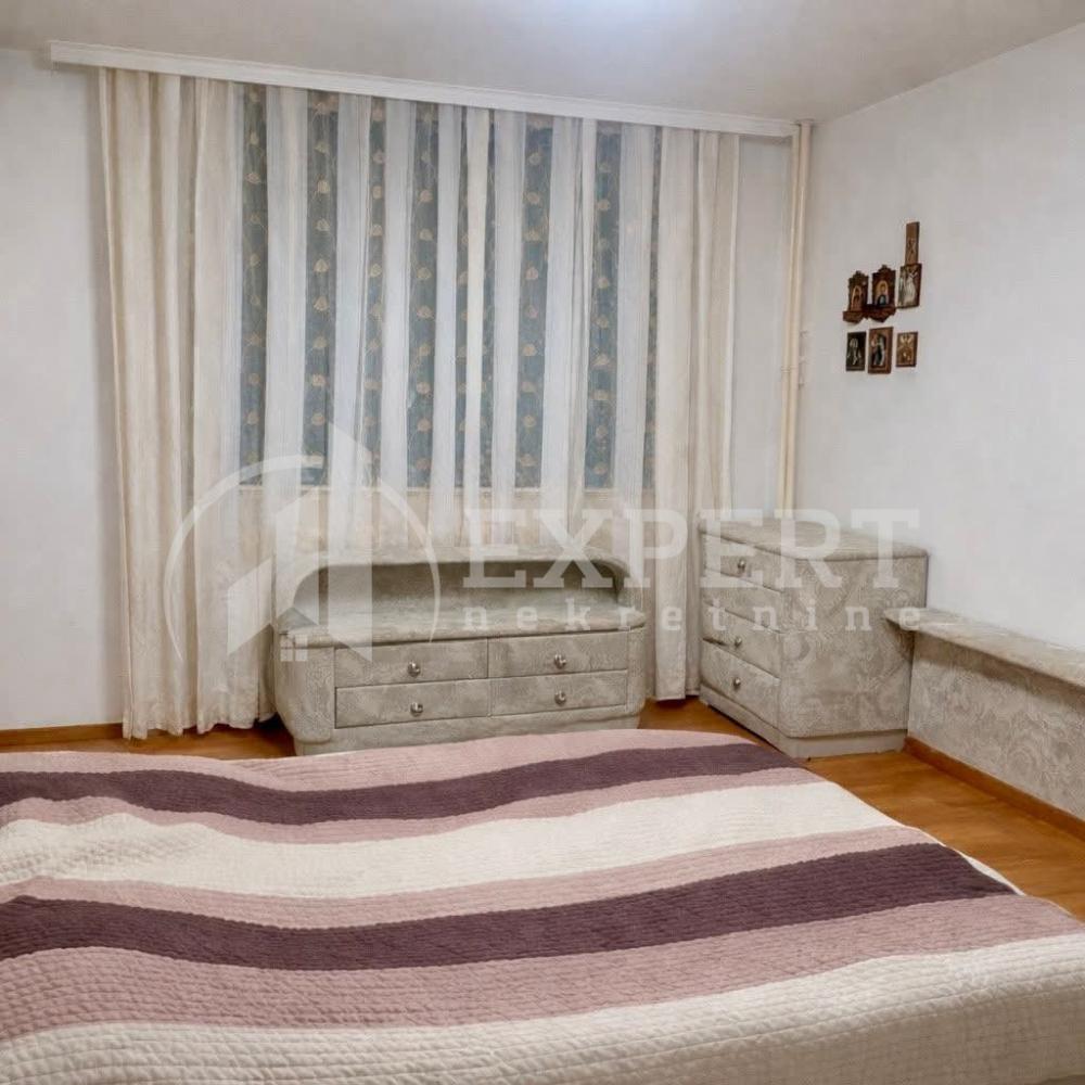 Slika 2 - Stan u zgradi, uknjižen, centralno grejanje, oglas ID p-016056