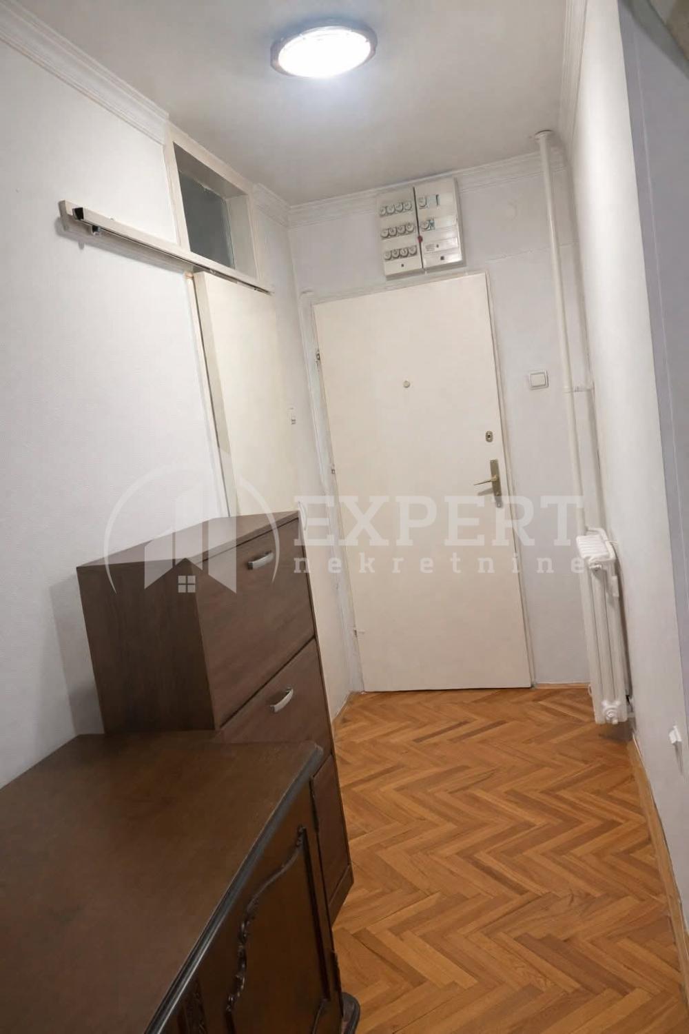 Slika 6 - Stan u zgradi, uknjižen, centralno grejanje, oglas ID p-016056