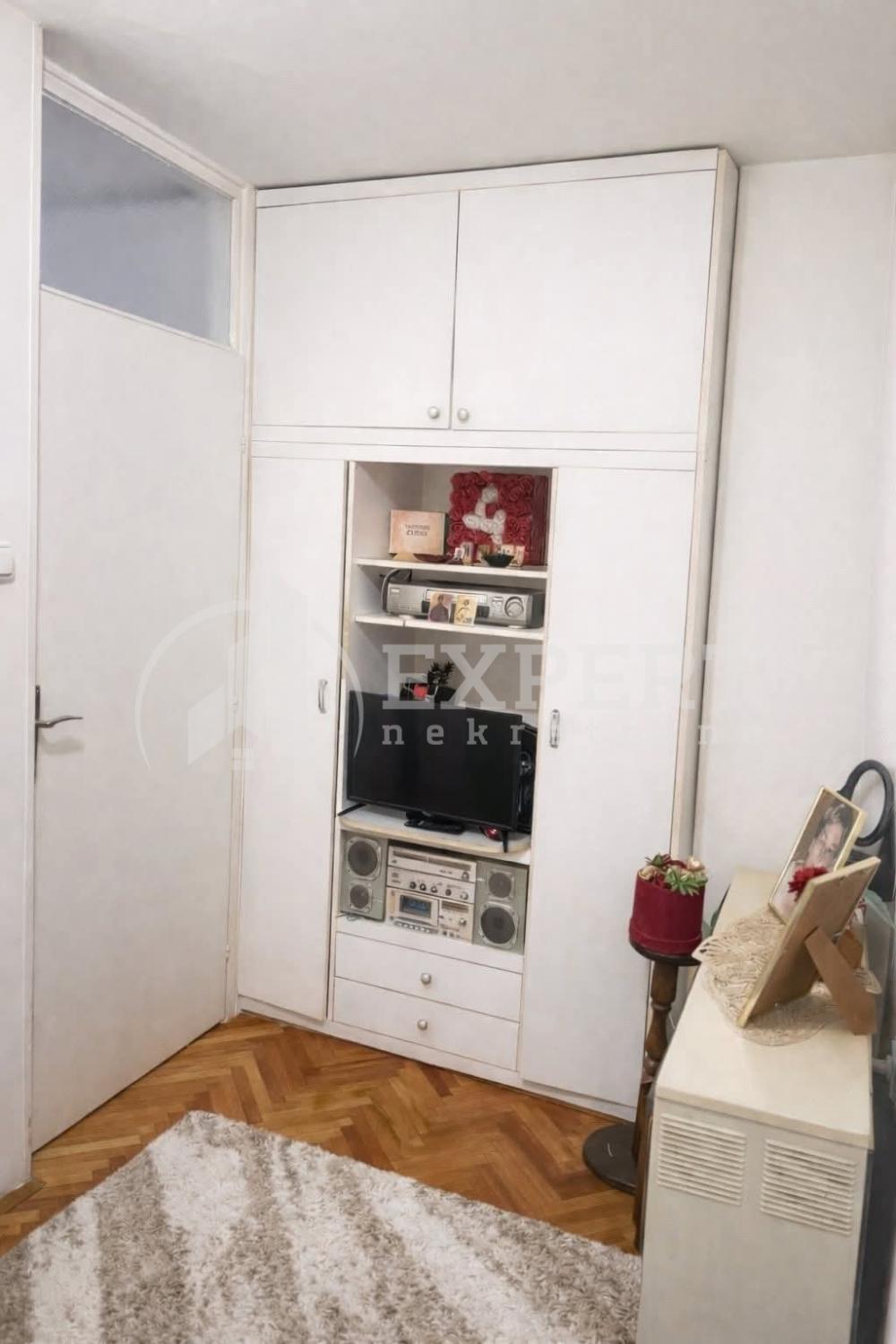 Slika 4 - Stan u zgradi, uknjižen, centralno grejanje, oglas ID p-016056