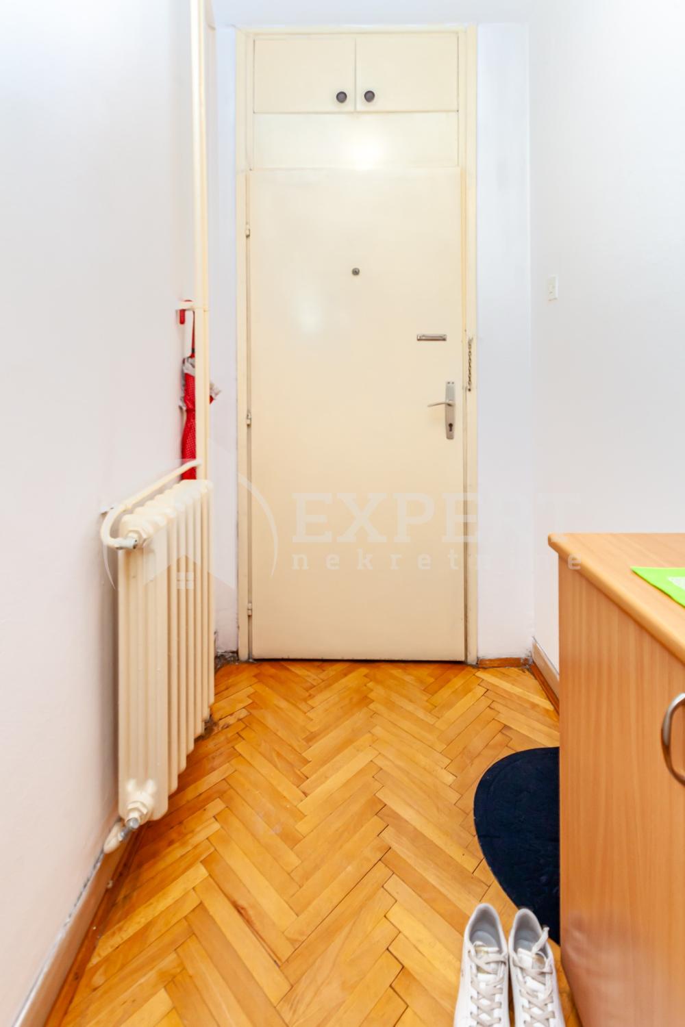 Slika 6 - Stan u zgradi, uknjižen, centralno grejanje, oglas ID p-016130