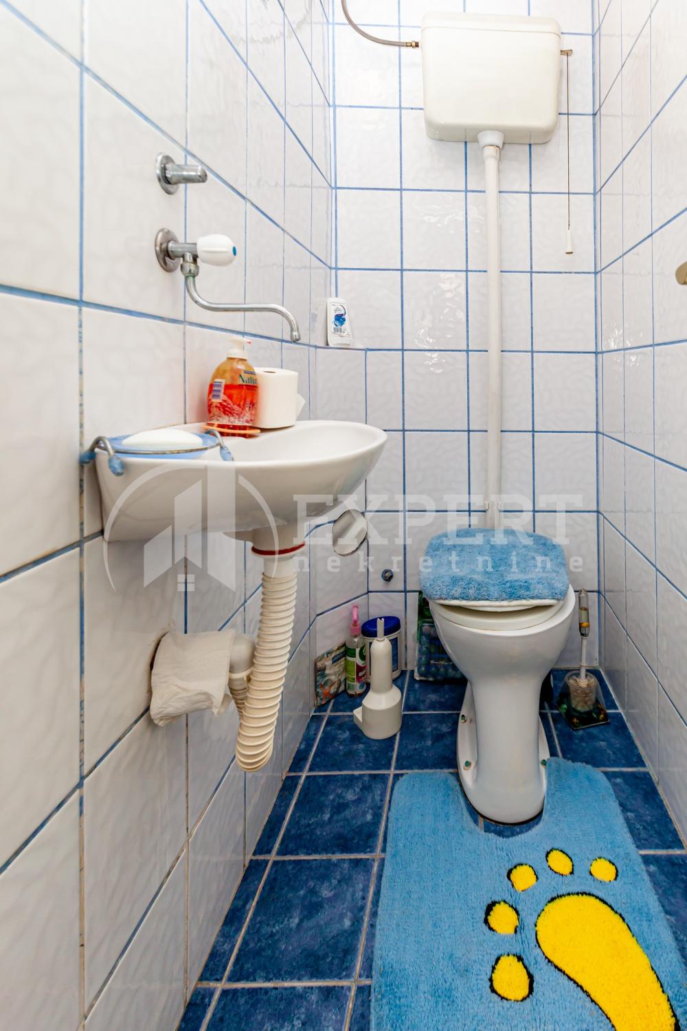 Slika 4 - Stan u zgradi, uknjižen, centralno grejanje, oglas ID p-016130