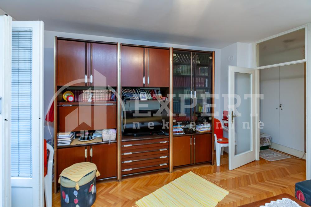 Slika 2 - Stan u zgradi, uknjižen, centralno grejanje, oglas ID p-016130