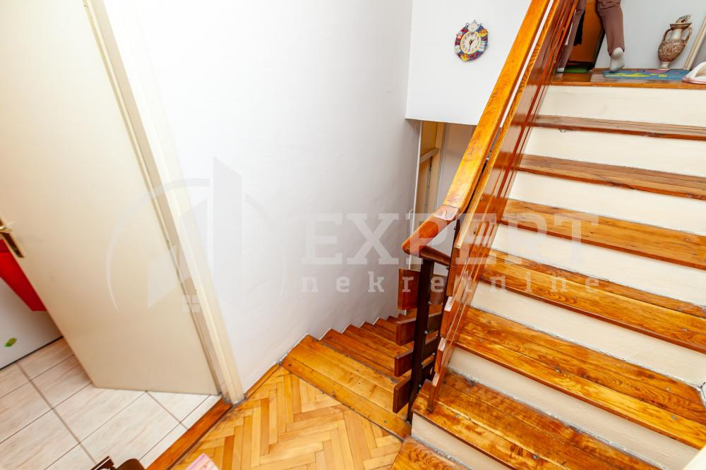 Slika 5 - Stan u zgradi, uknjižen, centralno grejanje, oglas ID p-016130