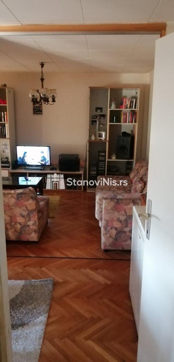 Slika 3 - Prodaja trosobnog stana, Bulevar  Nemanjića 42 Niš, terasa, lift