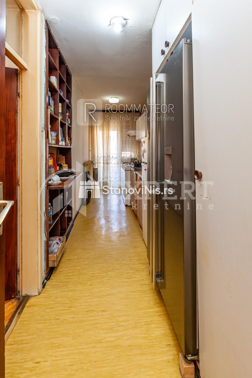 Glavna slika -Stan u zgradi, uknjižen, centralno grejanje, oglas ID p-08253