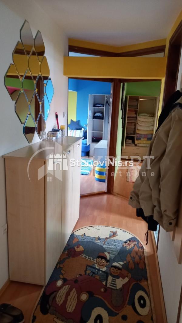 Slika 2 - Stan u zgradi, uknjižen, etažno grejanje, oglas ID p-07383