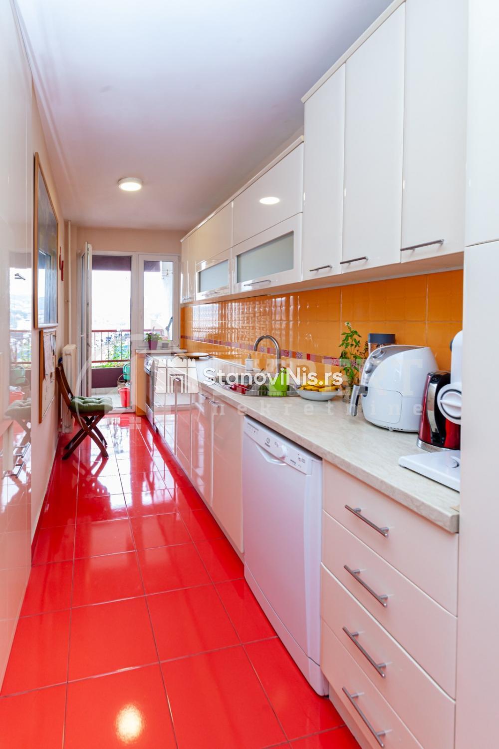 Slika 11 - Stan u zgradi, uknjižen, centralno grejanje, oglas ID p-06884