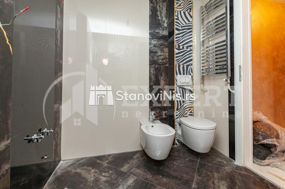 Slika 7 - Stan u zgradi, novogradnja, uknjižen, etažno grejanje, oglas ID p-05541