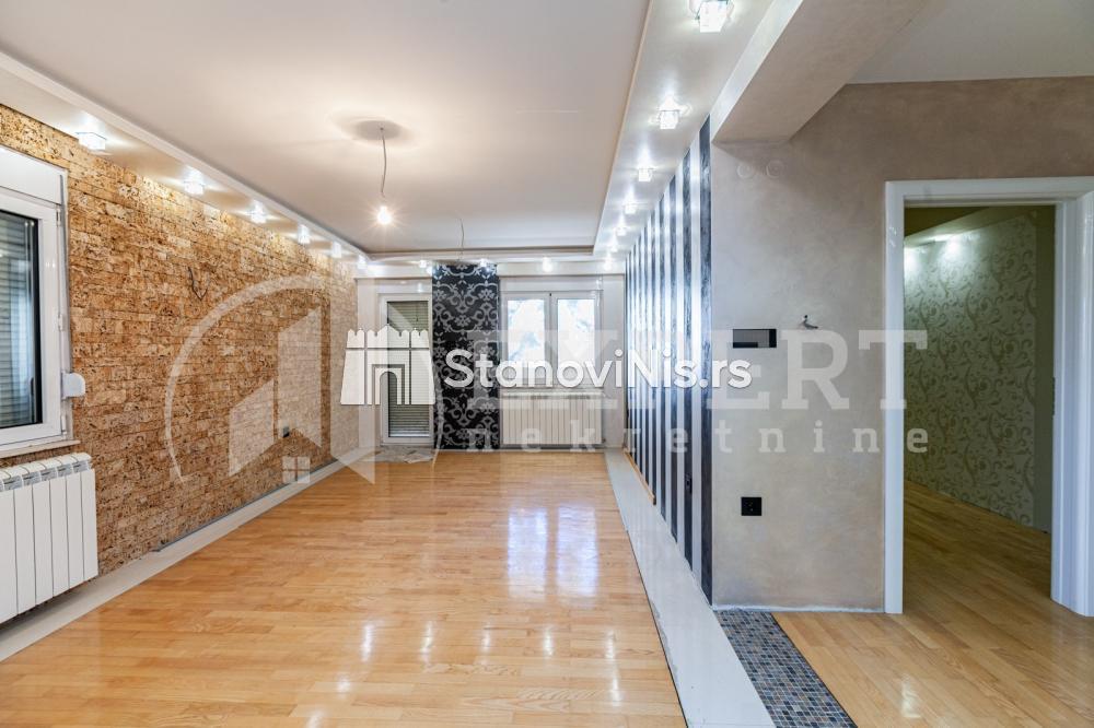 Slika 1 - Stan u zgradi, novogradnja, uknjižen, etažno grejanje, oglas ID p-05541