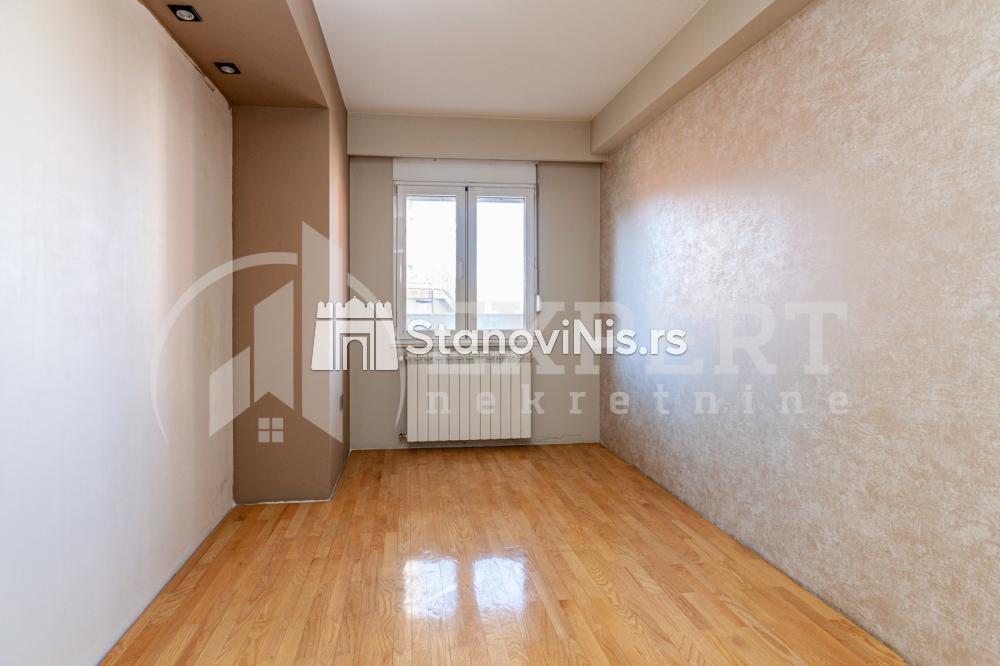 Slika 4 - Stan u zgradi, novogradnja, uknjižen, etažno grejanje, oglas ID p-05541