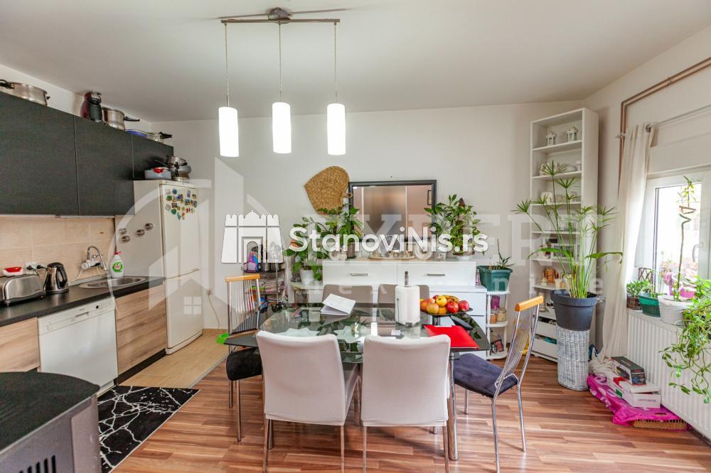 Slika 2 - Stan u zgradi, uknjižen, etažno grejanje, oglas ID p-04497