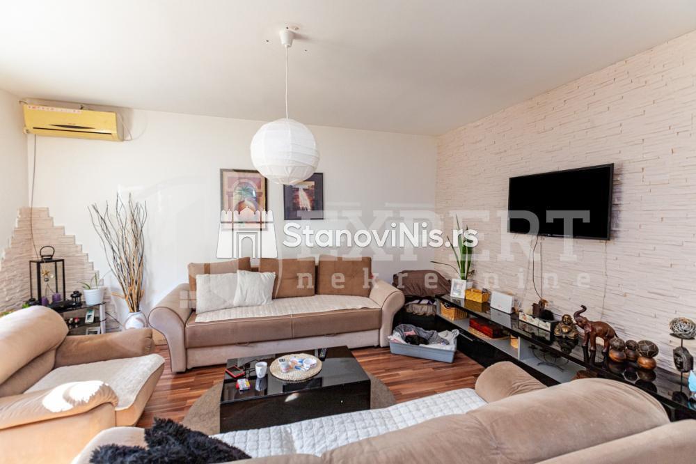 Glavna slika -Stan u zgradi, uknjižen, etažno grejanje, oglas ID p-04497