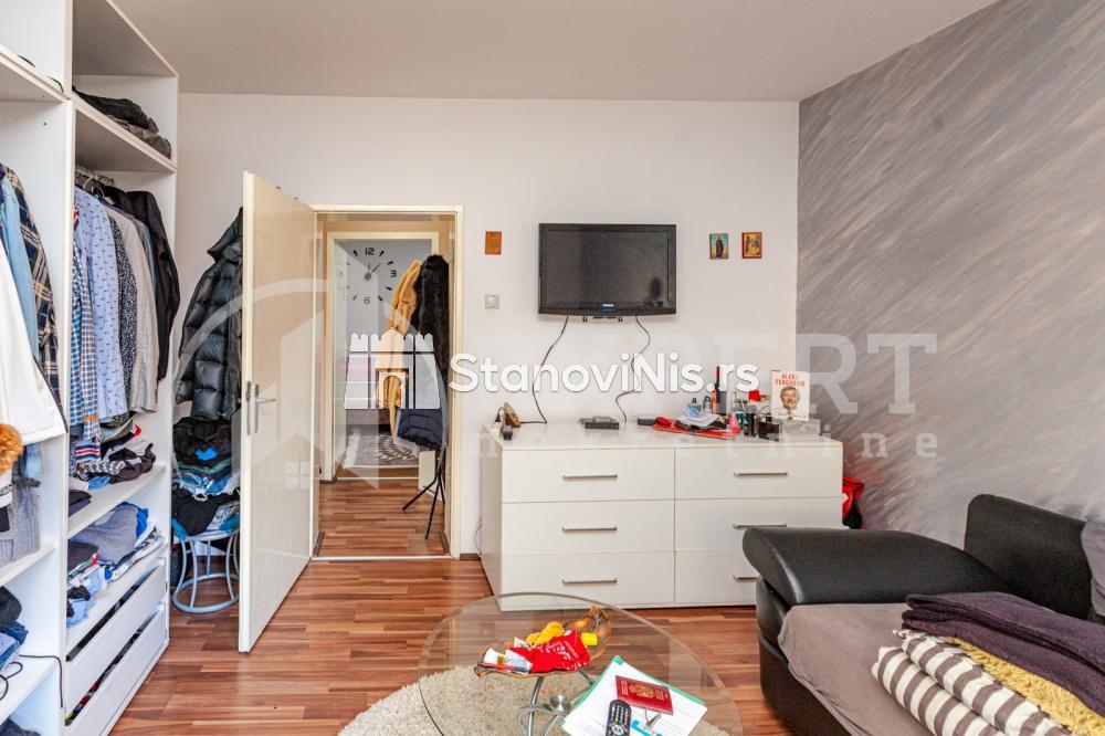 Slika 4 - Stan u zgradi, uknjižen, etažno grejanje, oglas ID p-04497