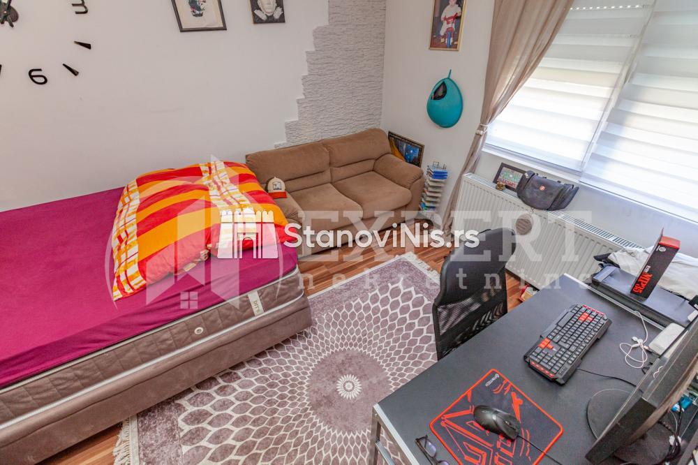 Slika 8 - Stan u zgradi, uknjižen, etažno grejanje, oglas ID p-04497