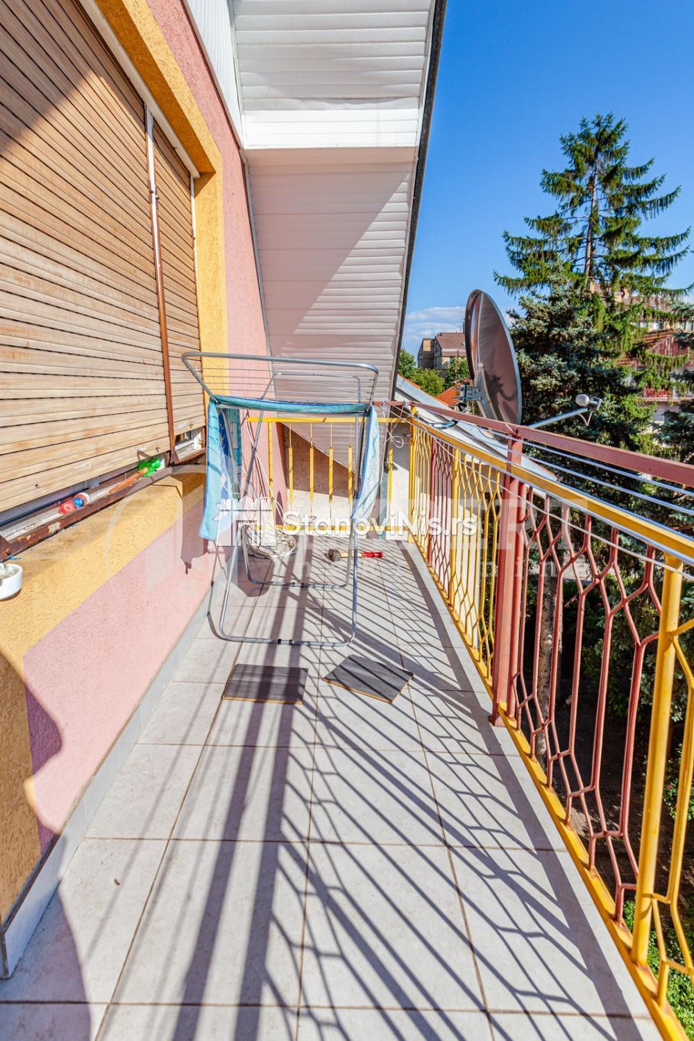 Glavna slika -Stan u zgradi, uknjižen, grejanje na struju, oglas ID p-04007