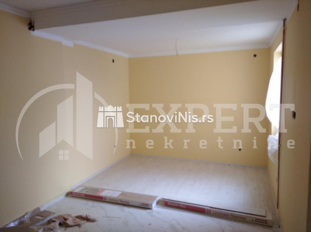 Slika 2 - Stan u zgradi, uknjižen, etažno grejanje, oglas ID p-01042