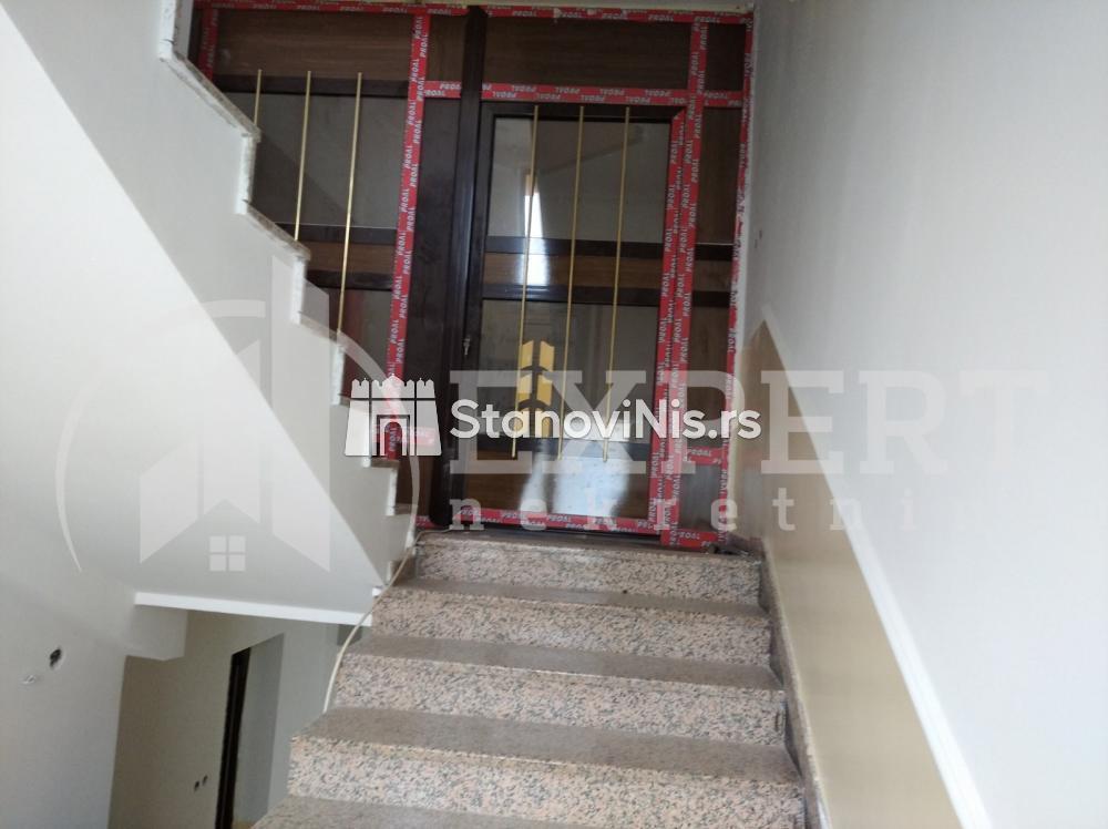 Glavna slika -Stan u zgradi, uknjižen, etažno grejanje, oglas ID p-01042