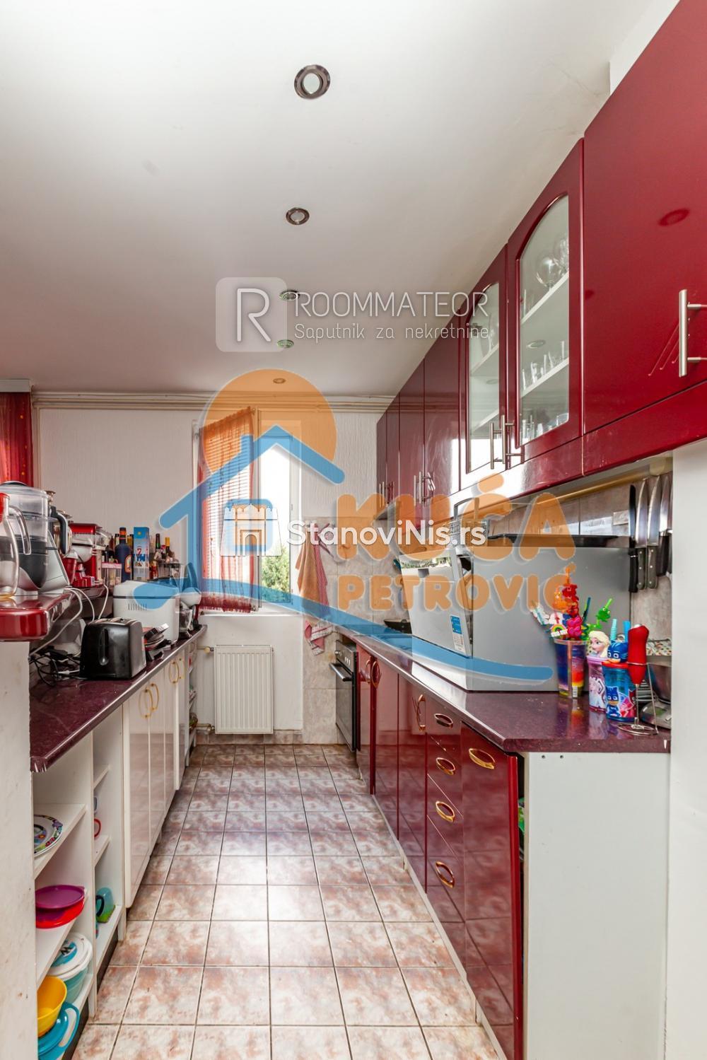 Slika 8 - Stan u zgradi, uknjižen, etažno grejanje, oglas ID p-08729