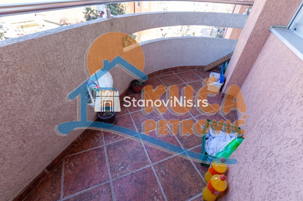 Slika 4 - Stan u zgradi, novogradnja, uknjižen, centralno grejanje, oglas ID p-07942