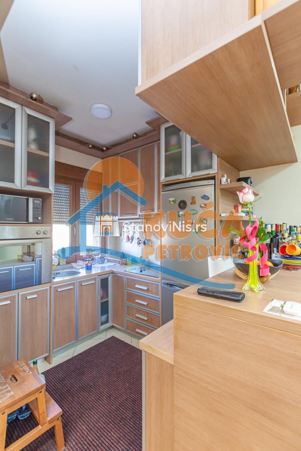 Slika 5 - Stan u zgradi, novogradnja, uknjižen, centralno grejanje, oglas ID p-07942