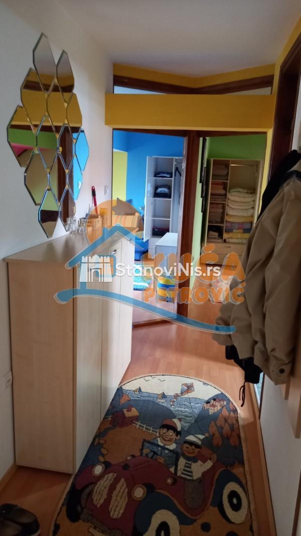 Slika 2 - Stan u zgradi, uknjižen, etažno grejanje, oglas ID p-07383