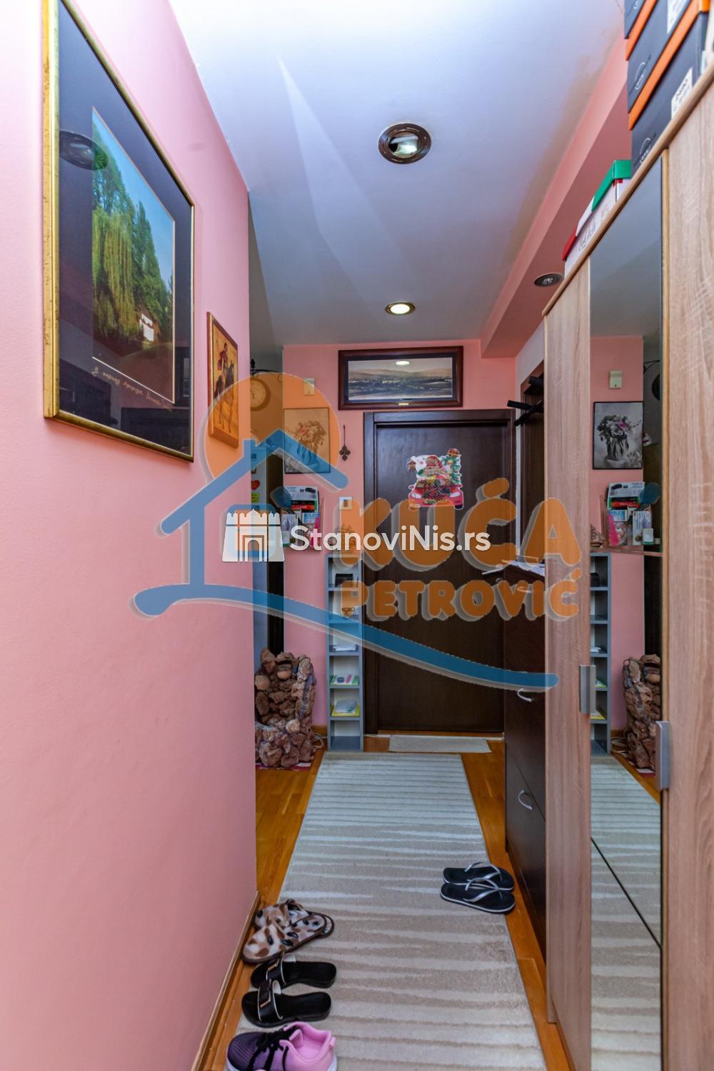 Slika 4 - Stan u zgradi, uknjižen, centralno grejanje, oglas ID p-06804