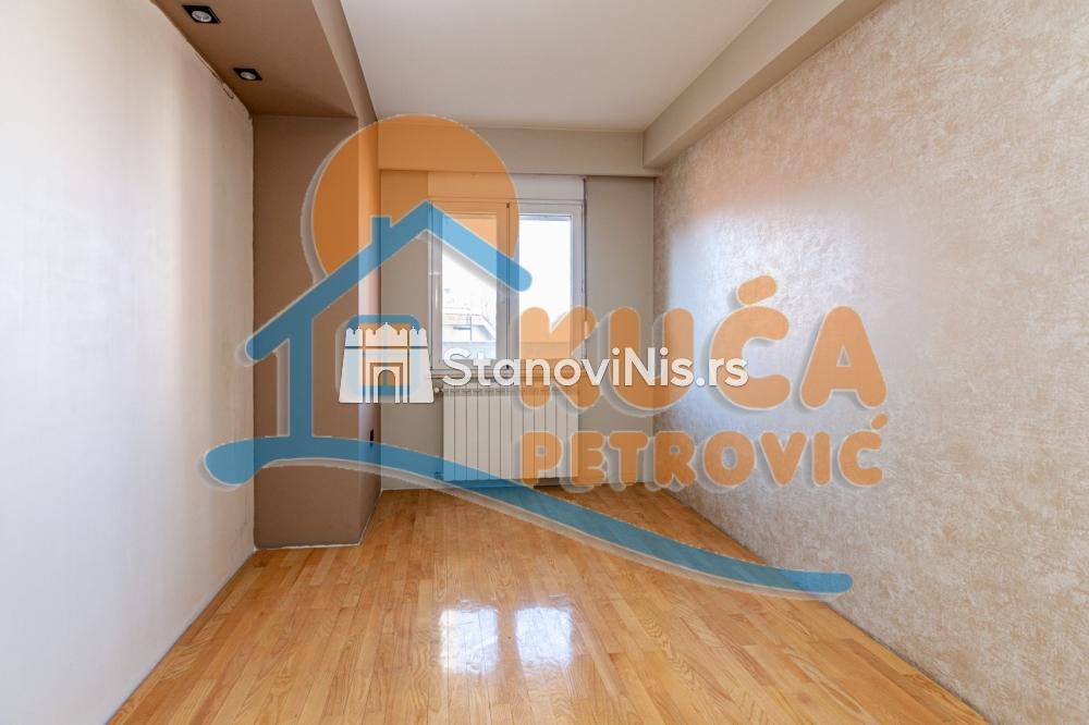 Slika 4 - Stan u zgradi, novogradnja, uknjižen, etažno grejanje, oglas ID p-05541