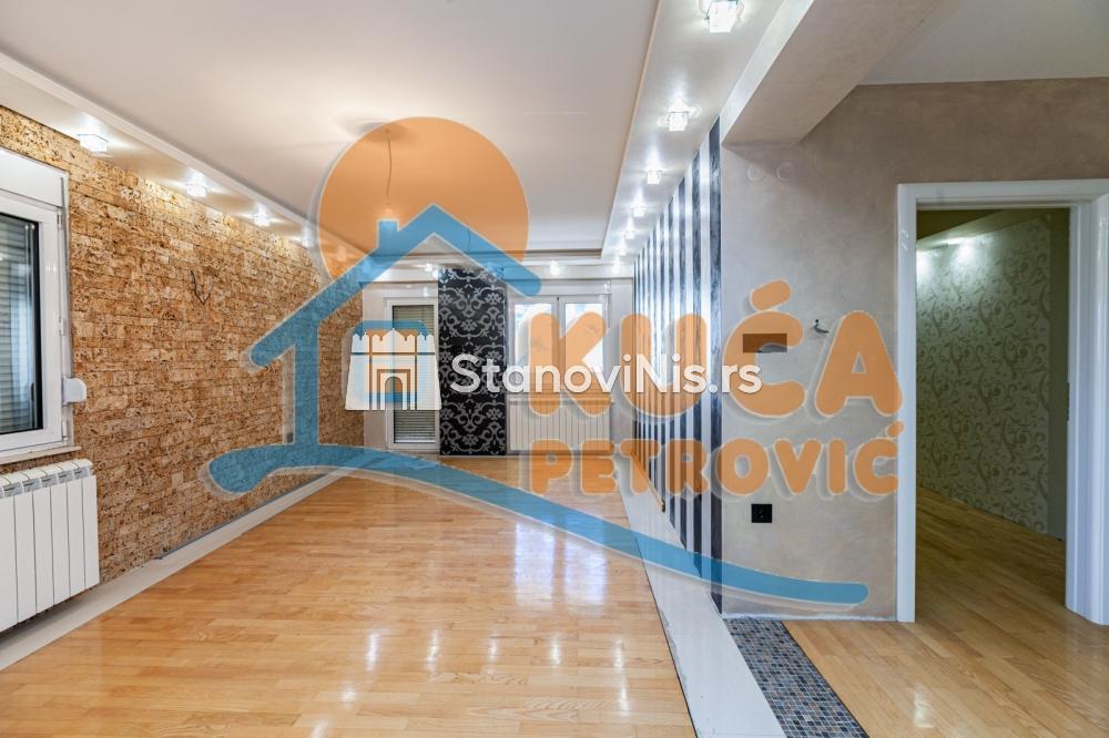 Slika 1 - Stan u zgradi, novogradnja, uknjižen, etažno grejanje, oglas ID p-05541