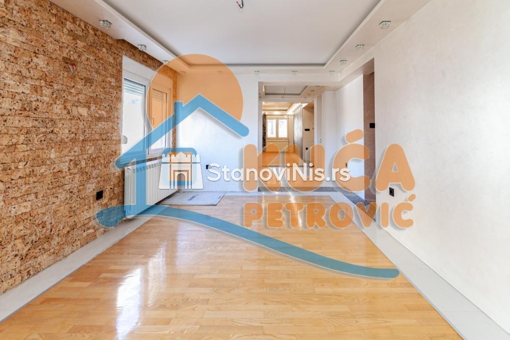 Slika 2 - Stan u zgradi, novogradnja, uknjižen, etažno grejanje, oglas ID p-05541