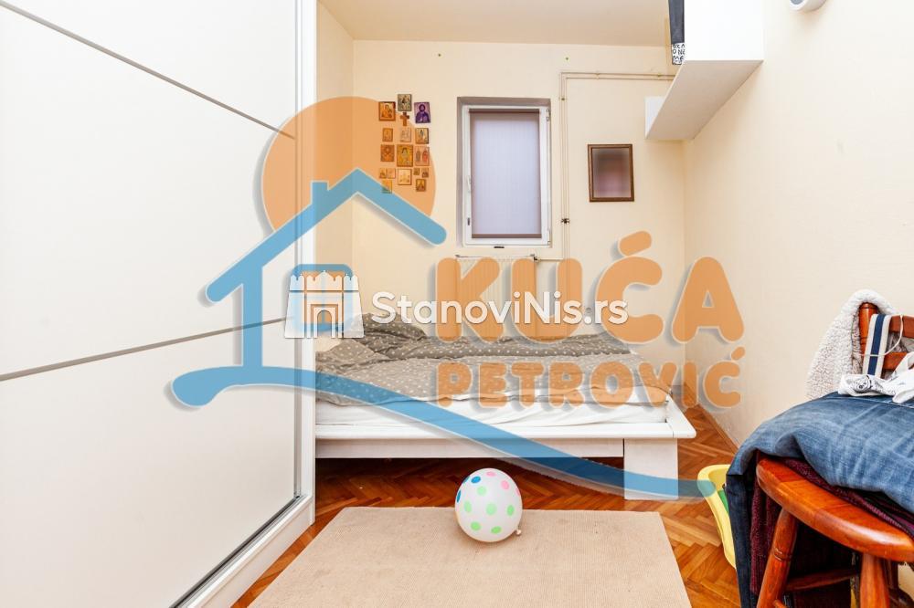 Slika 2 - Stan u zgradi, uknjižen, etažno grejanje, oglas ID p-05014