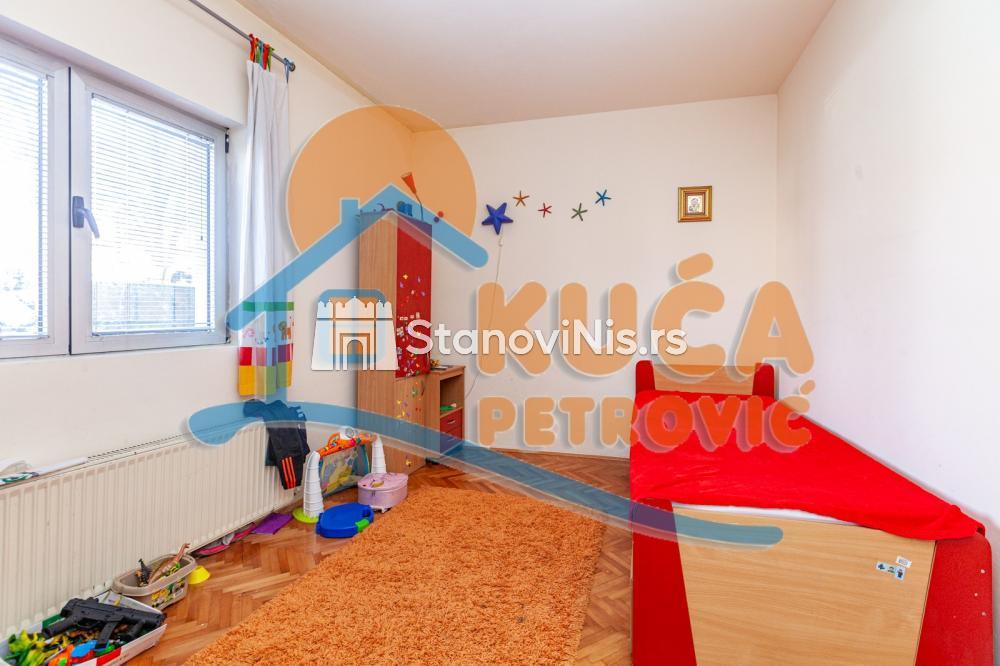 Slika 4 - Stan u zgradi, uknjižen, etažno grejanje, oglas ID p-05014