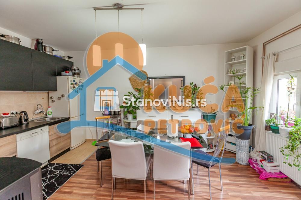 Slika 2 - Stan u zgradi, uknjižen, etažno grejanje, oglas ID p-04497