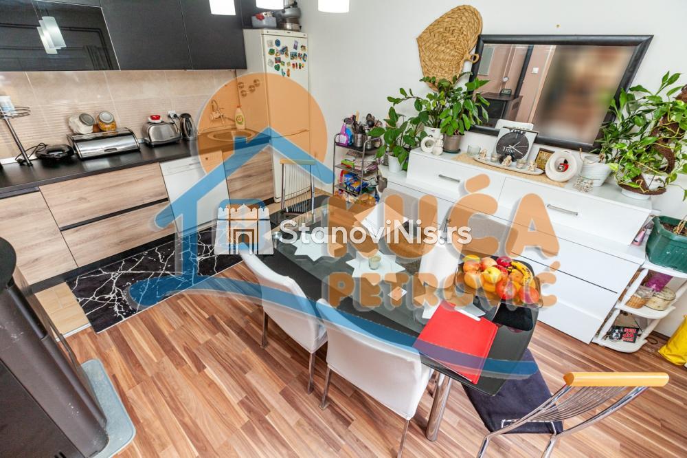 Slika 1 - Stan u zgradi, uknjižen, etažno grejanje, oglas ID p-04497