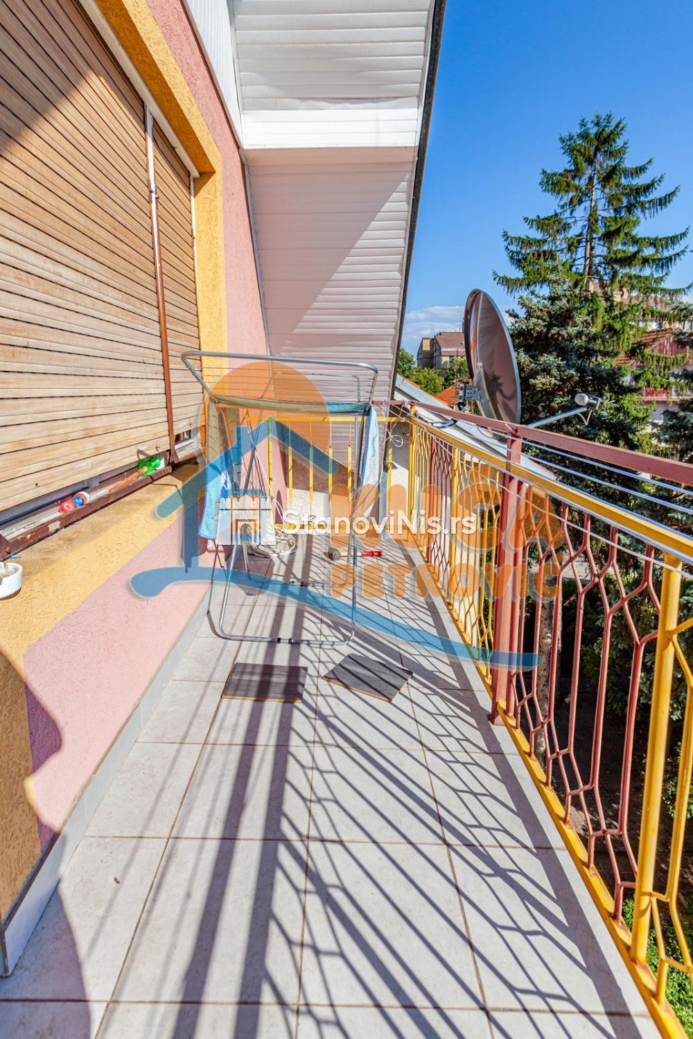 Glavna slika -Stan u zgradi, uknjižen, grejanje na struju, oglas ID p-04007