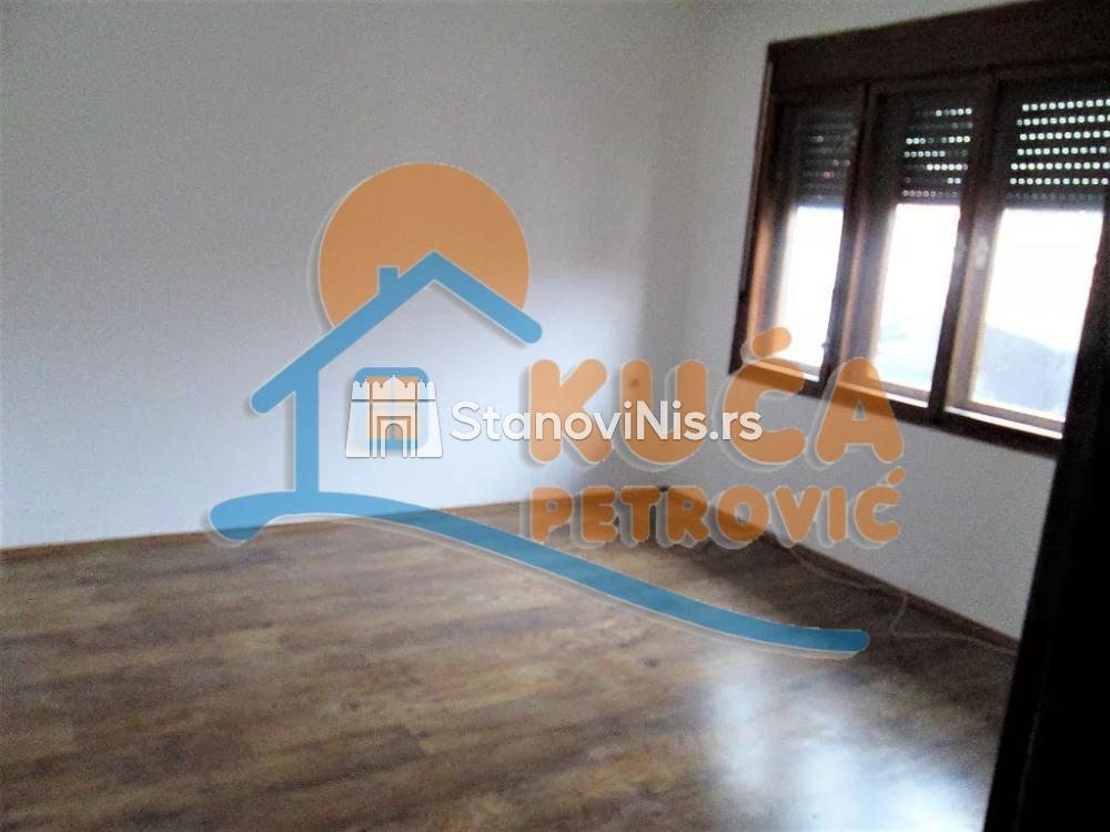 Glavna slika -Stan u zgradi, uknjižen, grejanje na struju, oglas ID p-03312