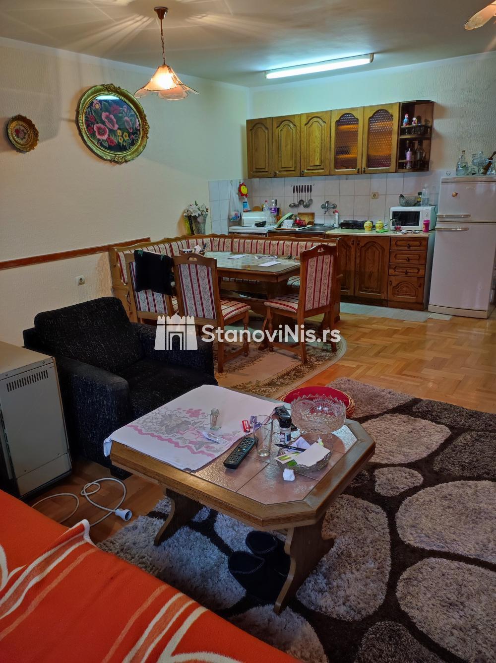 Slika 2 - Prodaja trosobnog stana, Donjovrezinska  Niš, terasa