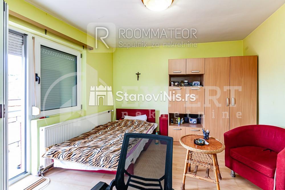 Slika 2 - Stan u zgradi, uknjižen, etažno grejanje, oglas ID p-010993