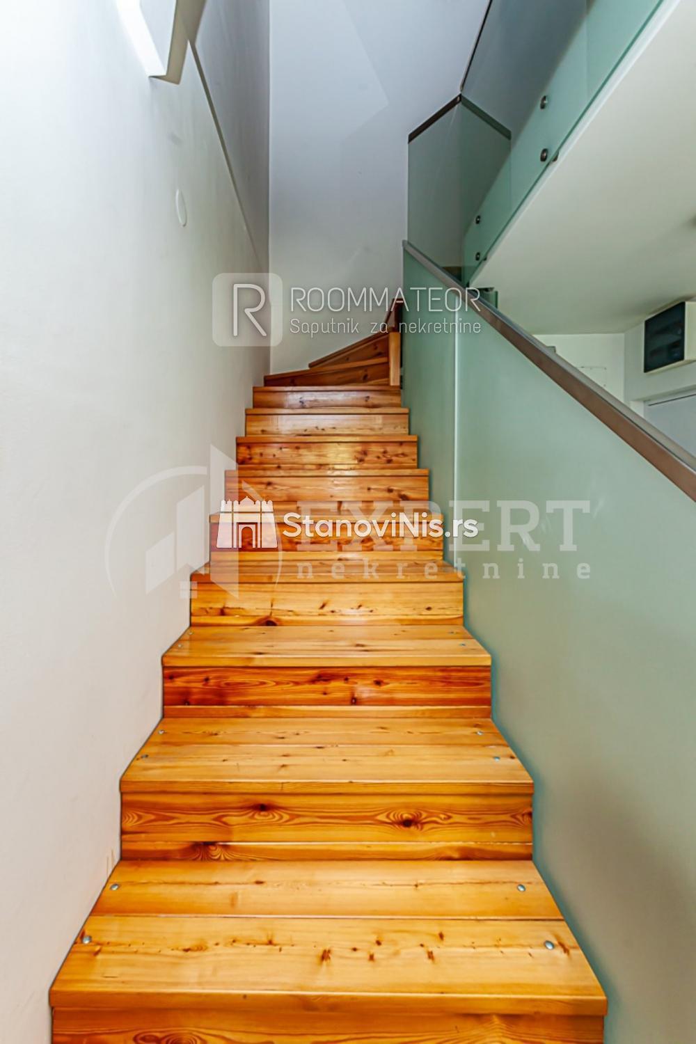 Slika 2 - Stan u zgradi, uknjižen, etažno grejanje, oglas ID p-011262