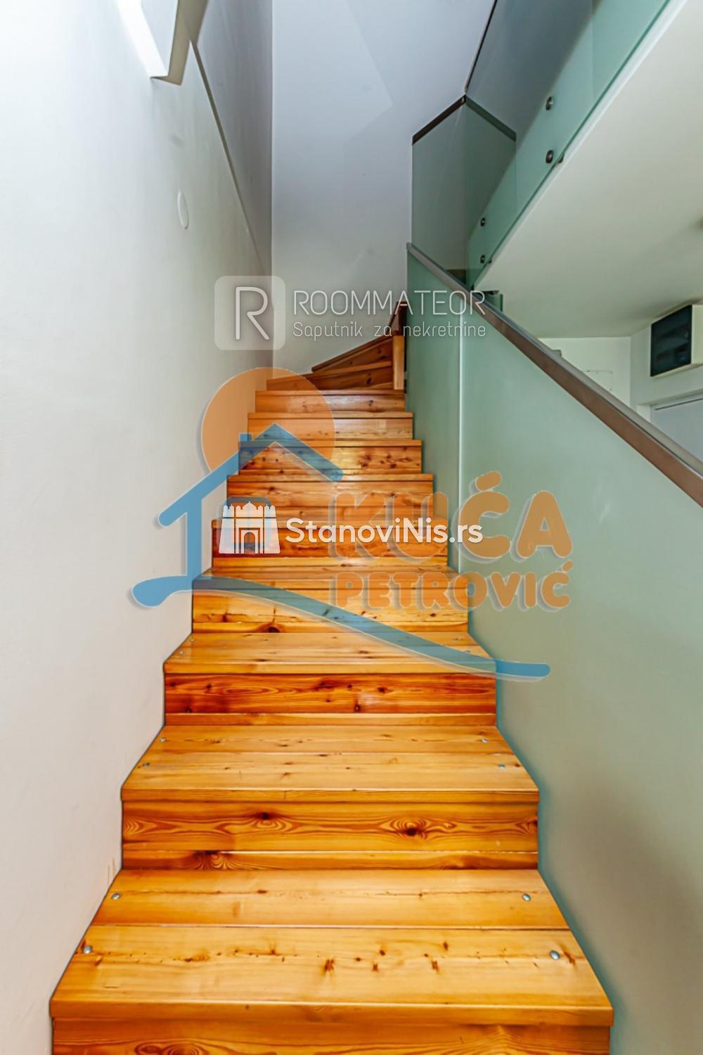 Slika 2 - Stan u zgradi, uknjižen, etažno grejanje, oglas ID p-011262