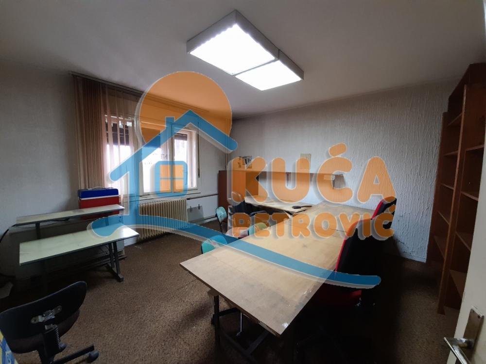 Glavna slika -Stan u zgradi, uknjižen, grejanje na struju, oglas ID p-011616