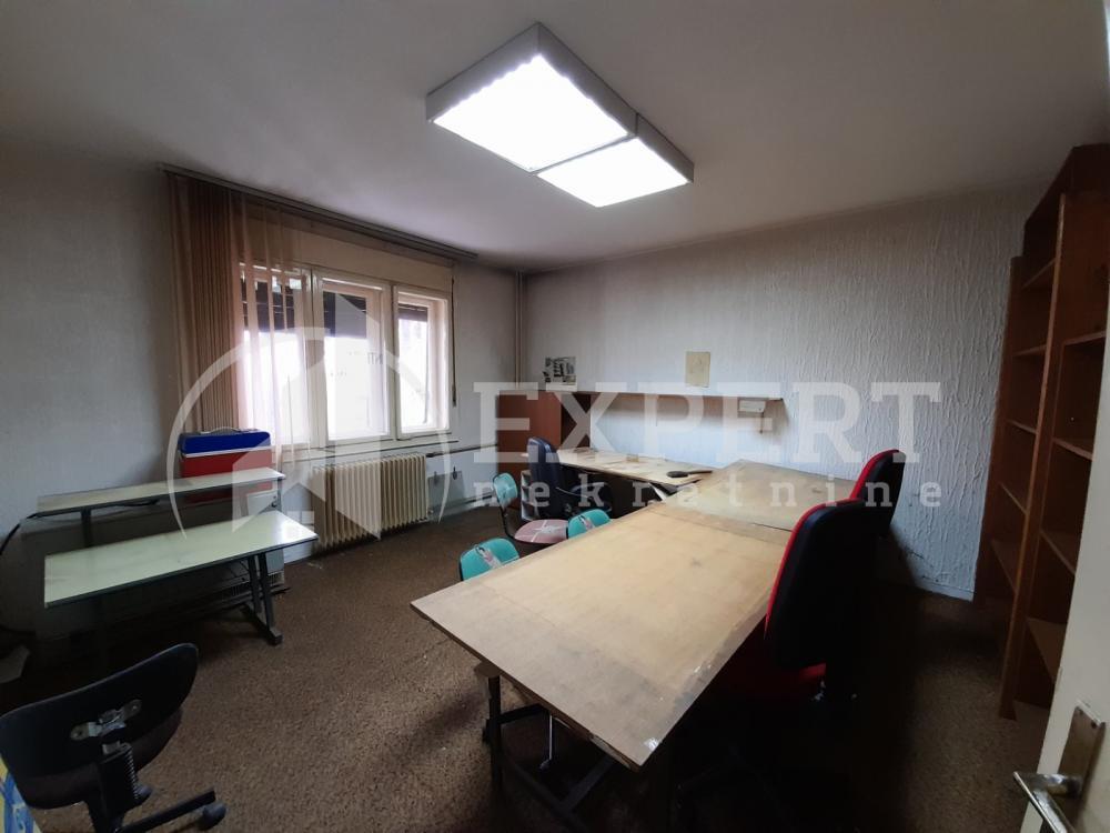 Glavna slika -Stan u zgradi, uknjižen, grejanje na struju, oglas ID p-011616