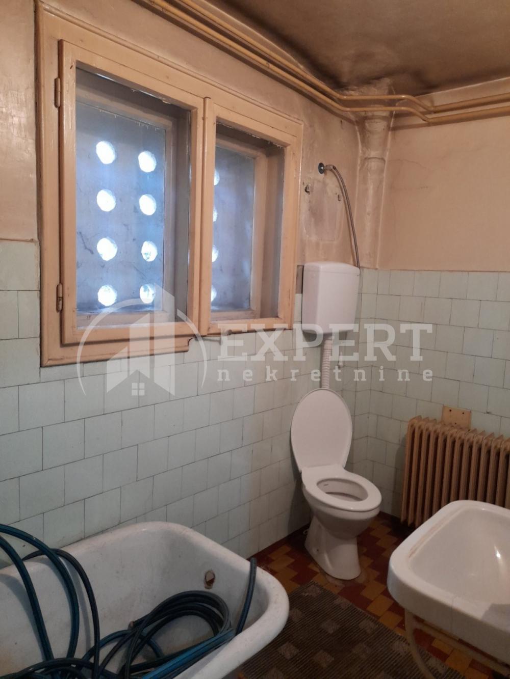 Slika 4 - Stan u zgradi, uknjižen, grejanje na struju, oglas ID p-011616