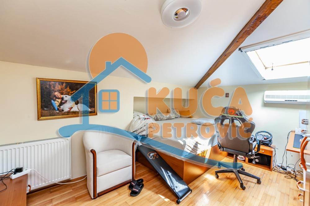 Glavna slika -Stan u zgradi, uknjižen, centralno grejanje, oglas ID p-011834