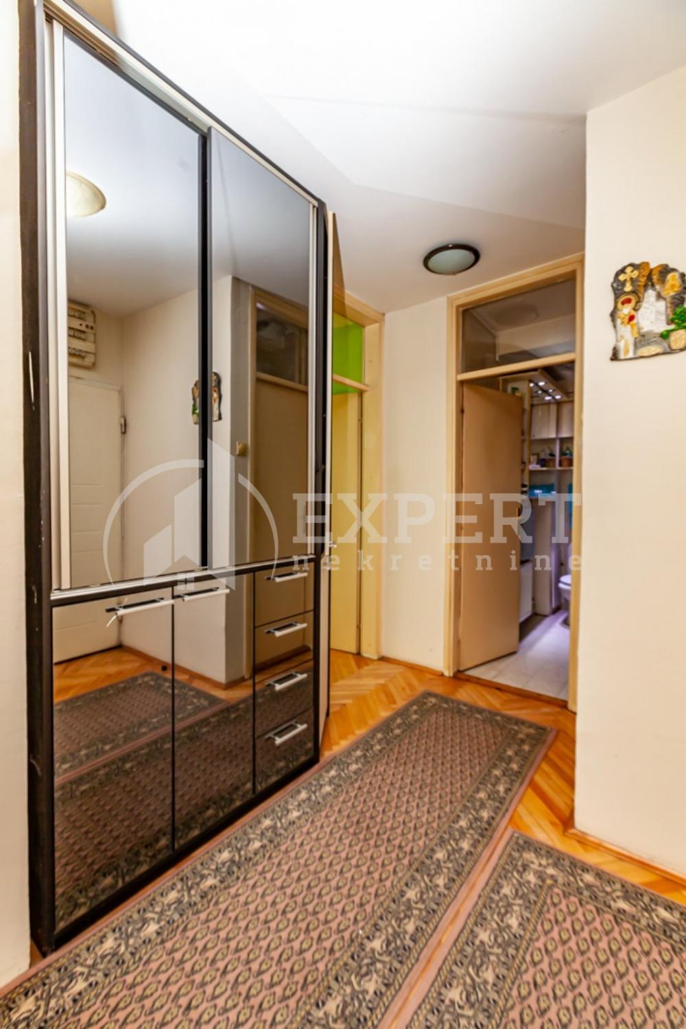 Slika 11 - Stan u zgradi, uknjižen, centralno grejanje, oglas ID p-012044