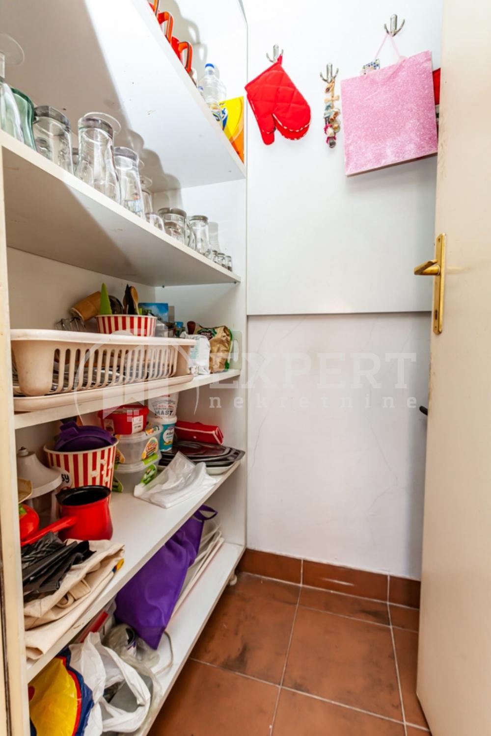 Slika 9 - Stan u zgradi, uknjižen, centralno grejanje, oglas ID p-012044