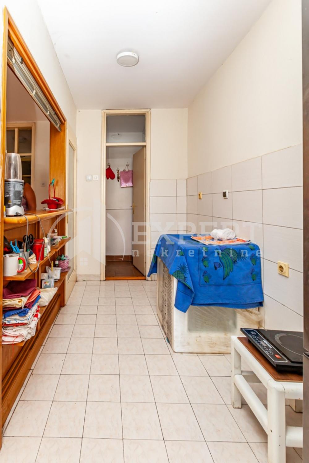 Slika 7 - Stan u zgradi, uknjižen, centralno grejanje, oglas ID p-012044