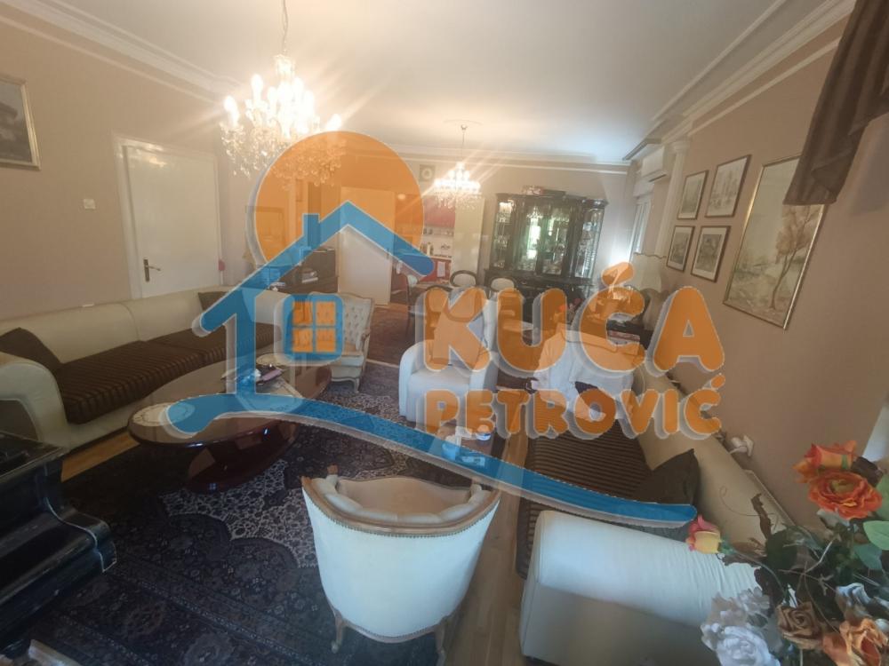 Slika 1 - Stan u zgradi, uknjižen, etažno grejanje, oglas ID p-012077