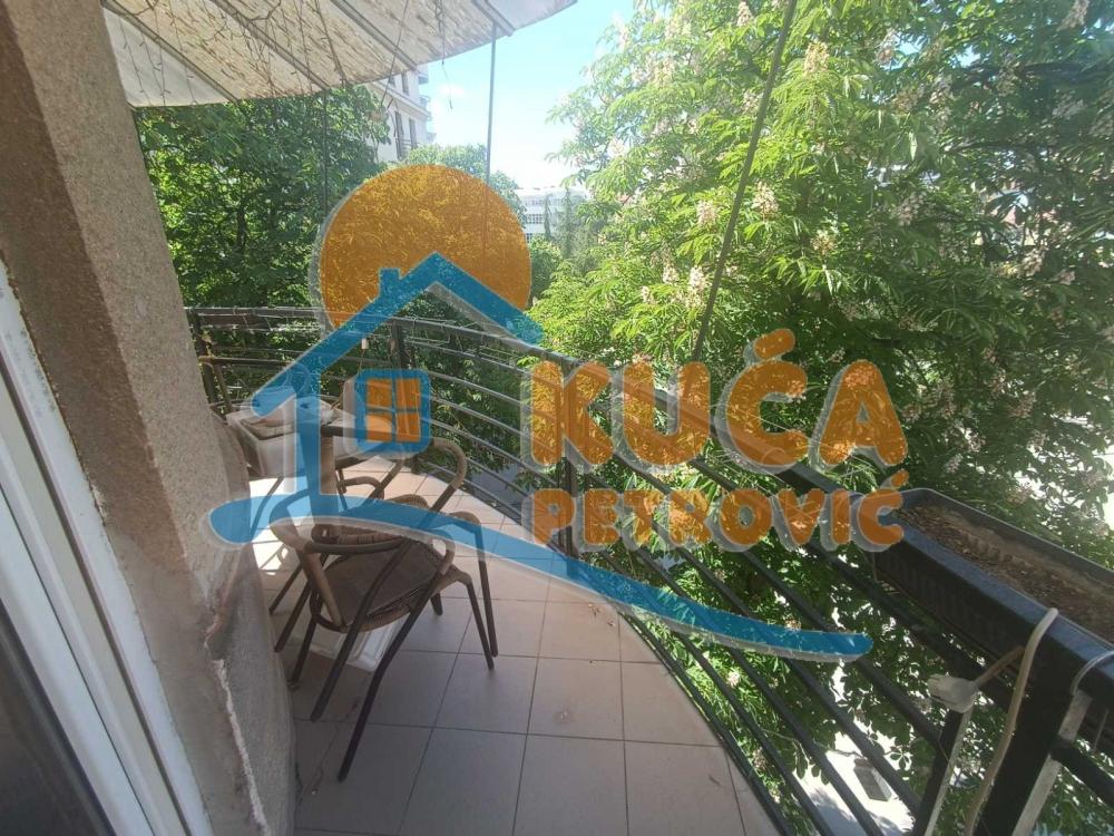 Slika 2 - Stan u zgradi, uknjižen, etažno grejanje, oglas ID p-012077